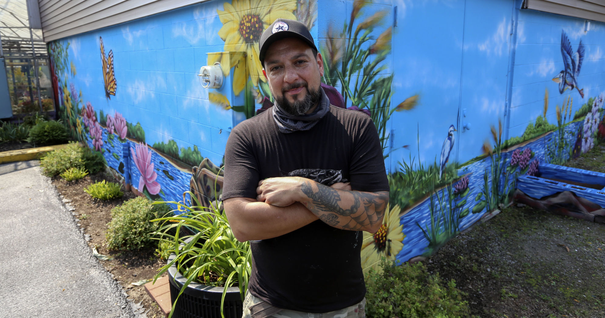 Artist Felix Maldonado paints mural